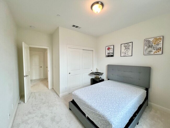 Building Photo - Beautiful 4 Bedroom Home in Clovis!