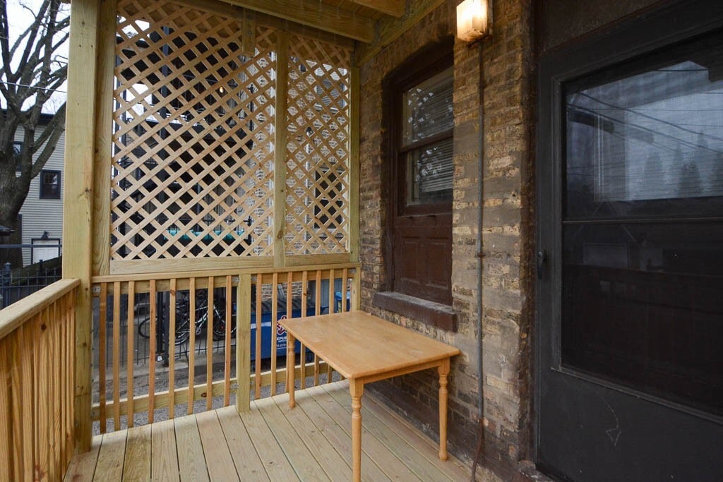 Building Photo - 2443 W Sunnyside Ave