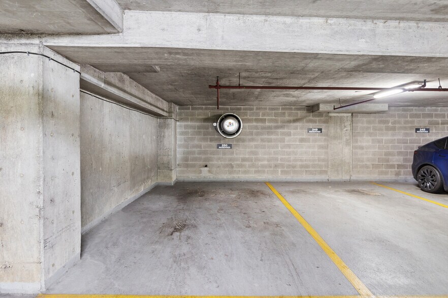 Large garage spot - 1212 N La Salle Dr