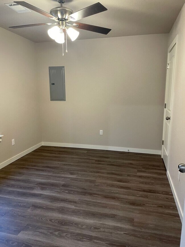 Building Photo - Three Bedroom/Two Bath home--ASK ABOUT MOVE IN SPECIAL