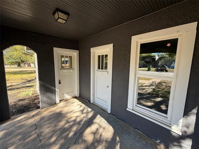 Building Photo - 705 E 9th St