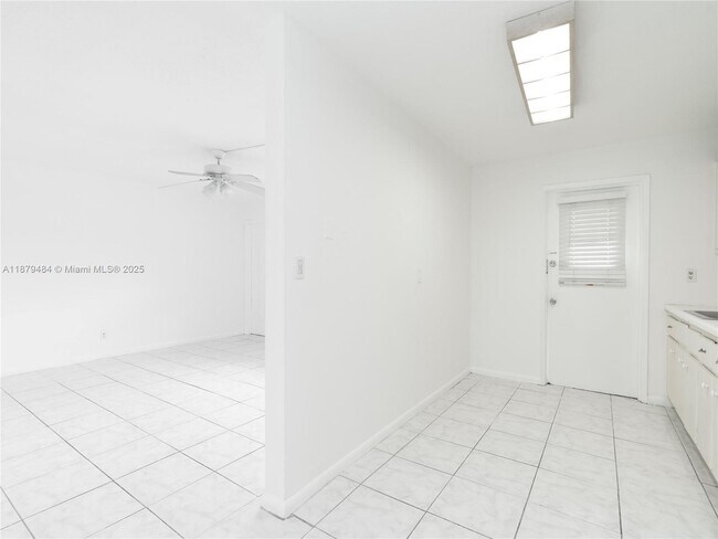 Building Photo - 2025 Miami Rd