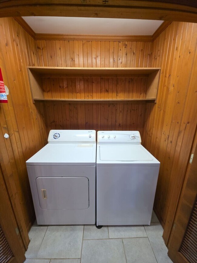 Building Photo - 2-Bedroom Handicap-Accessible Home with 3-Season Porch, Garage, and Large Yard