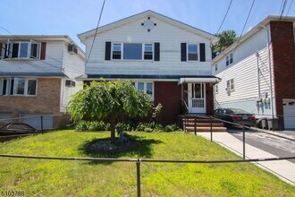 Building Photo - 17 Wallace St