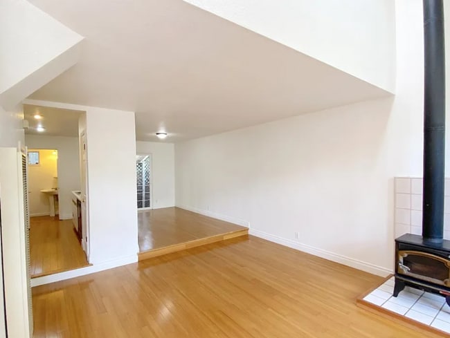 Building Photo - Bright & Spacious 2BR Townhome / Prime San...