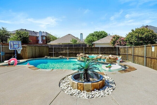 Building Photo - 1531 Home Park Dr