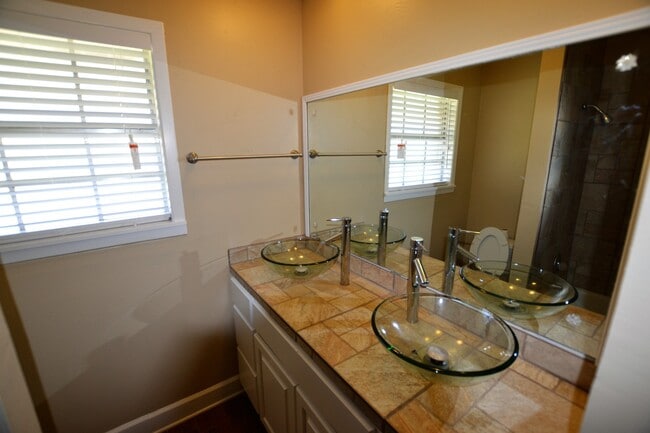 Building Photo - Newly Renovated 3 Bedroom Home in Sherwood...