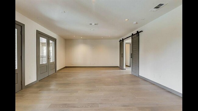 Building Photo - 1410 Hyde Park Blvd