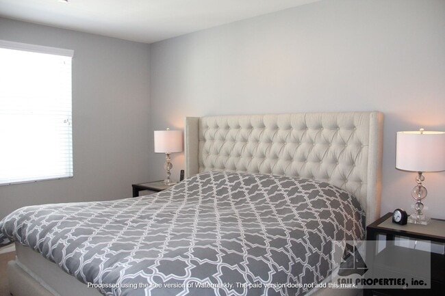 Building Photo - Beautiful Upgraded 3 Bd 3.5 Bth w/Large Bo...