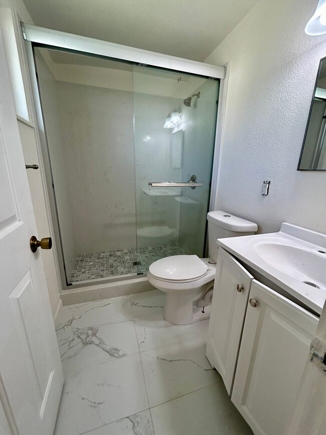 Building Photo - Charming home in prime location!