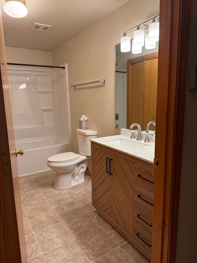 Building Photo - NE Bend Single Level 3 Bedroom / 2 Bathroom