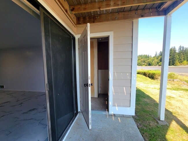 Building Photo - ALL NEW Poulsbo Waterfront Condo, all util...