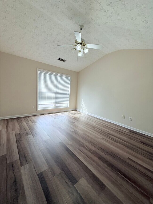 Building Photo - Large townhome in downtown Dawsonville