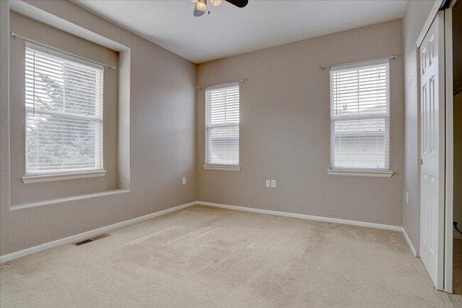 Building Photo - 2 Bedroom, 2.5 Bathroom townhome in the Th...