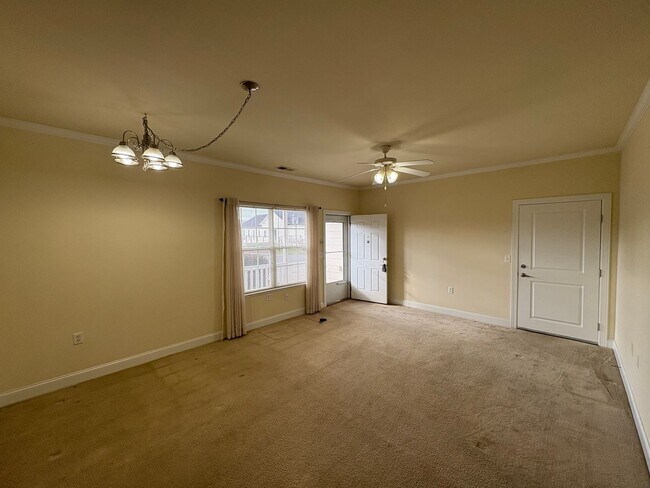 Building Photo - 135 Yvon St