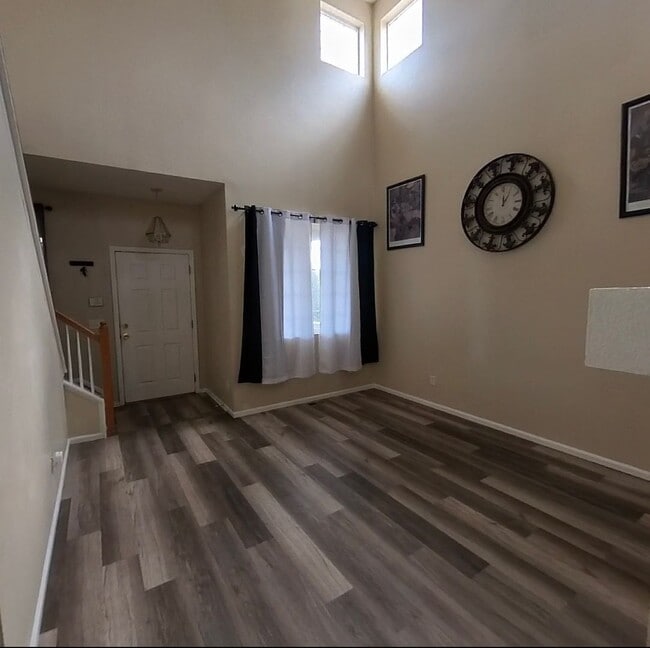 Building Photo - 3 bedroom 2.5 bath 2 car garage with A/C