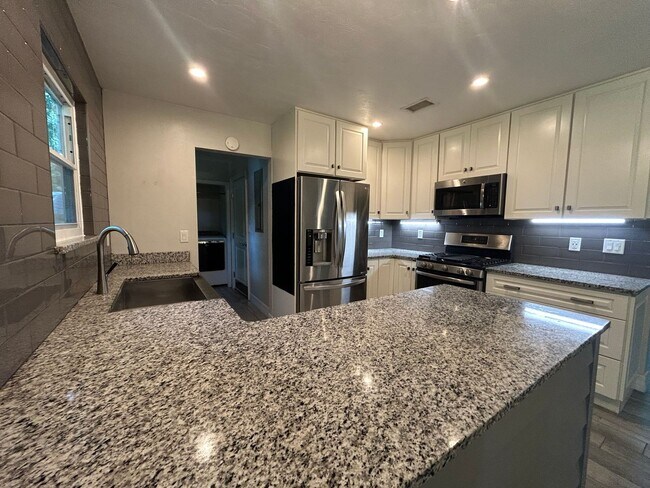 Building Photo - Dream home awaits: stunningly updated 3 be...