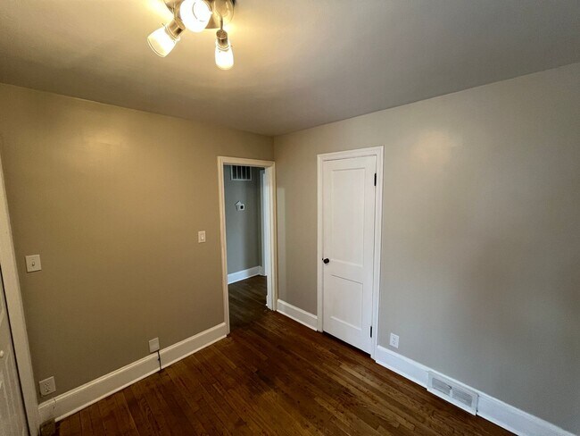 Building Photo - Charming 3-Bedroom 2-Bath with Beautiful Hardwood Floors