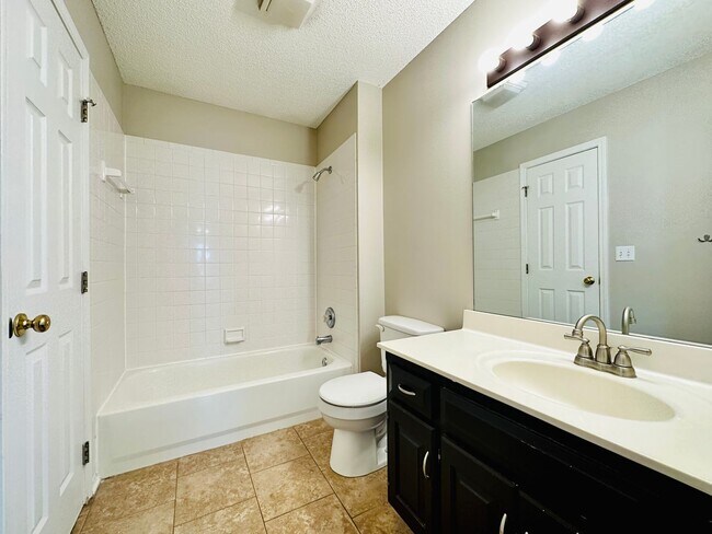 Building Photo - **BRAND NEW CARPETS** Beautiful Home in Bl...