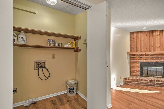 Building Photo - 501 Manor Dr