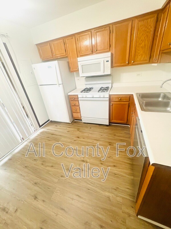 Building Photo - 152 S Waters Edge Dr