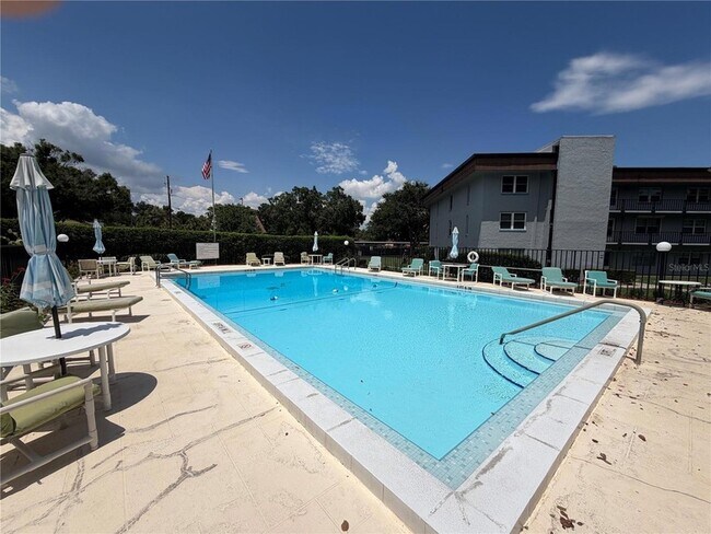 Building Photo - 333 N Lake Howard Dr