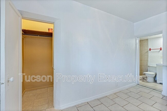 Building Photo - 2034 S 5th Ave