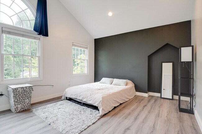 Building Photo - 6351 Lakewood Dr