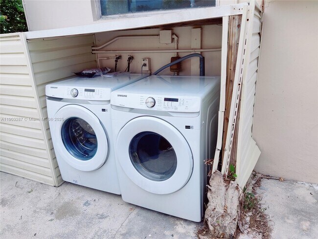 Building Photo - 805 NW 3rd Terrace