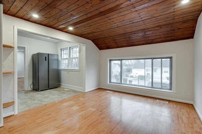 Building Photo - Charming East Ridge Rental – Spacious Yard, Updated Features & Pet-Friendly Living!