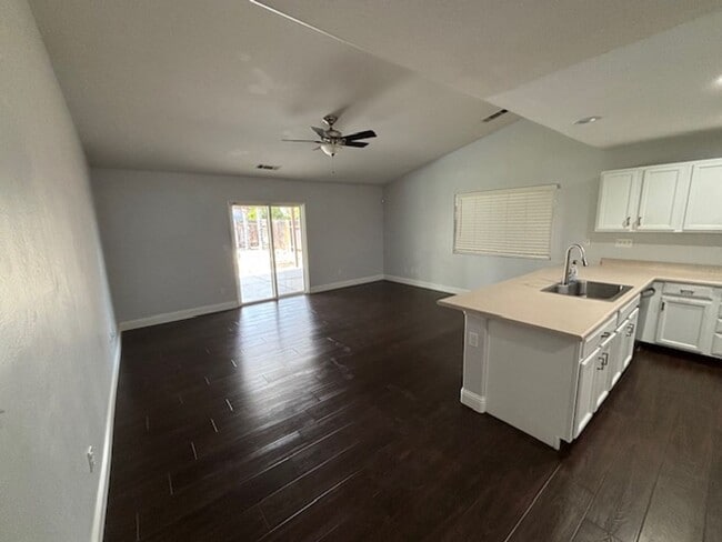 Building Photo - Clean 3 Bedroom / 2 Bathroom Home in Rosed...