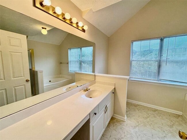 Building Photo - 3399 Benthollow Ln