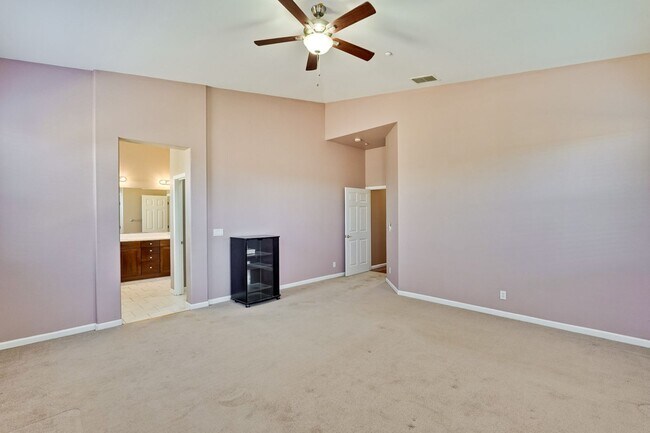Building Photo - Spacious 3 Bedroom, 2 Bathroom Home with D...