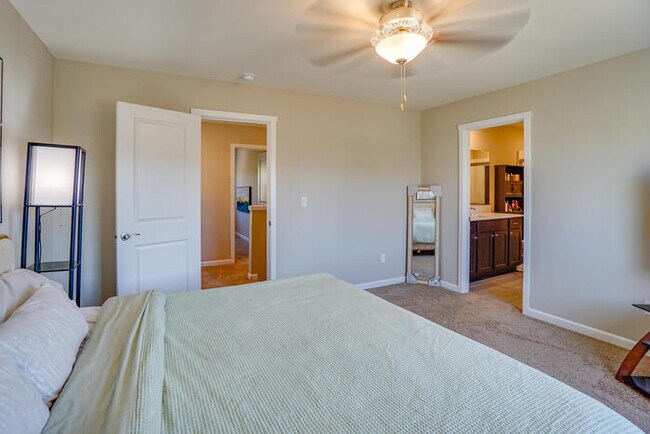 Building Photo - NEWER THREE BEDROOM IN ORCHARDS