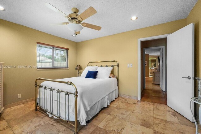 Building Photo - 6975 Bianchini Cir