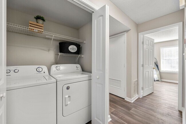 Building Photo - 987 Collier Rd NW