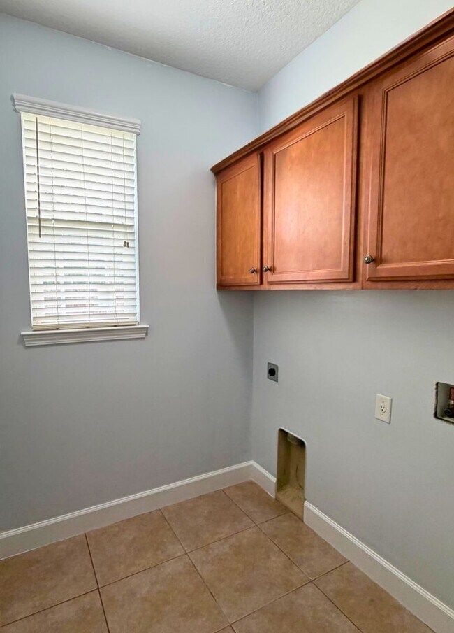 Building Photo - Woof and Meow Friendly! 4/3 with a fenced in yard!