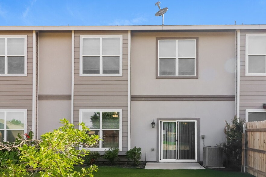 Building Photo - 1213 Summerset Ln