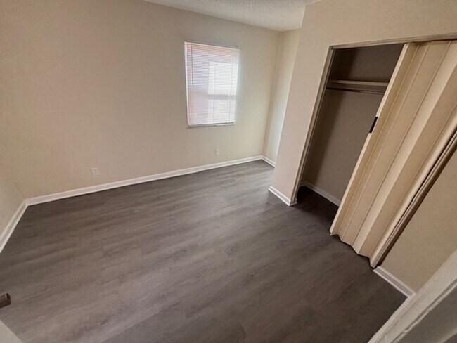 Building Photo - Knoxville 37915 - 4 bedroom 2 bath - call Howard Grower 865-705-0969