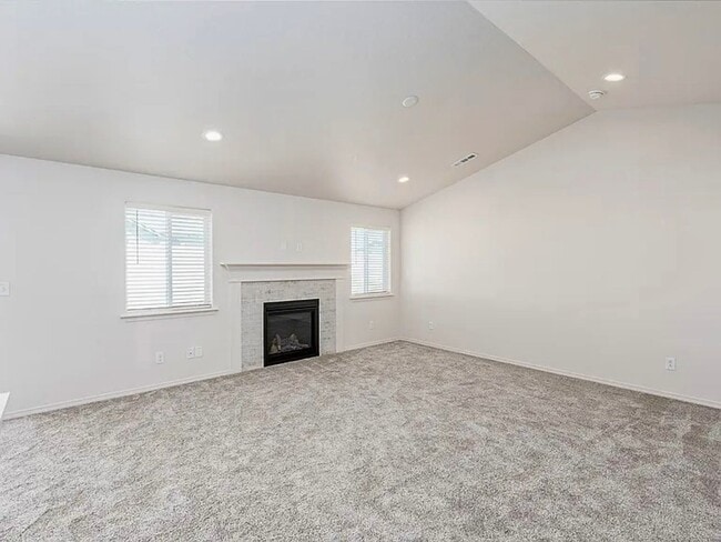 Building Photo - Well, maintained three bedroom 2 1/2 bath ...
