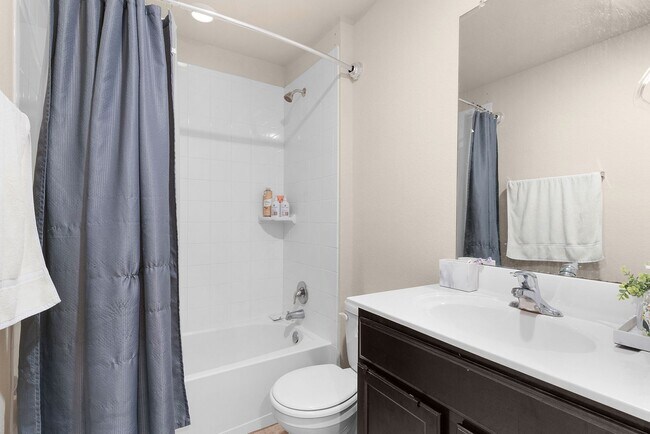 Building Photo - 4-bedroom 2-bathroom house!  Close to Fort Hood!