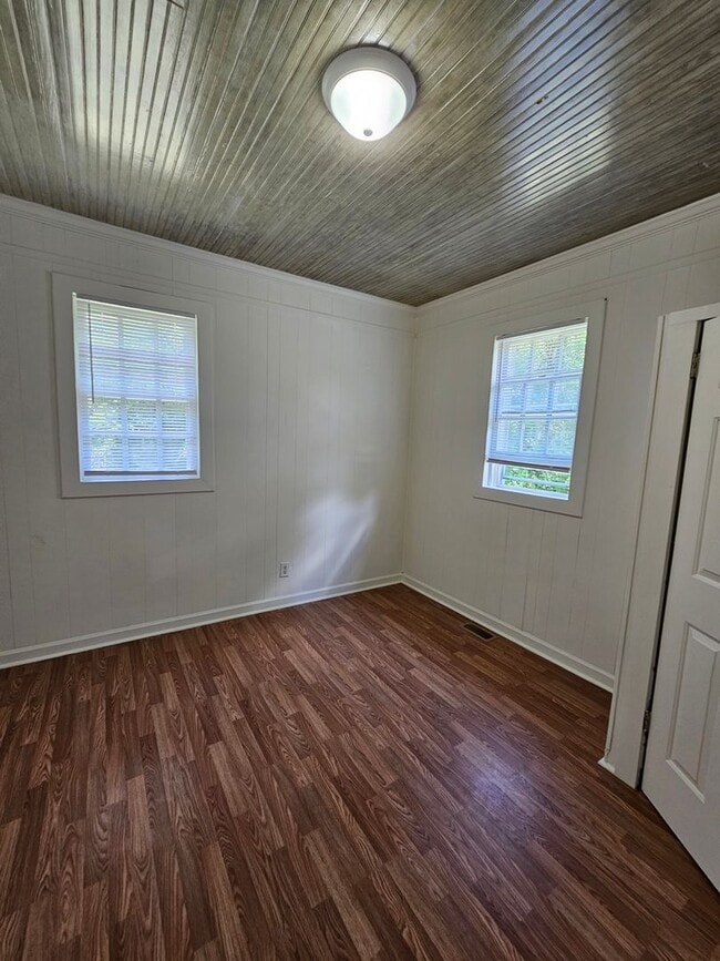 Building Photo - Must see! 2 BR in High Point