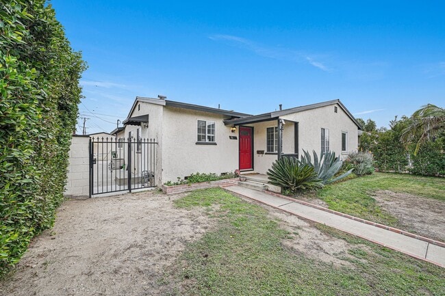 Building Photo - A beautiful  home in North Hollywood is no...