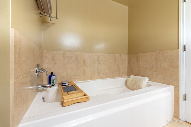 Building Photo - 125 E 13th St