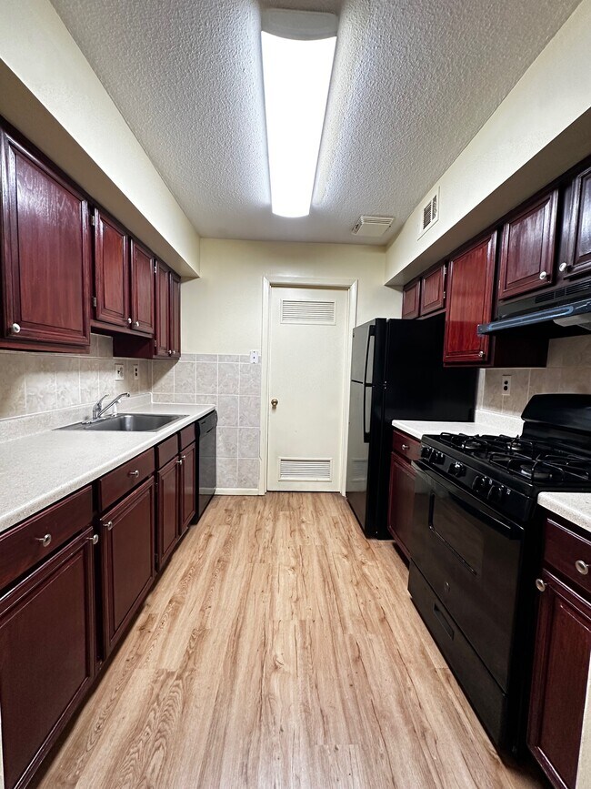 Building Photo - 2 Wynwood Dr