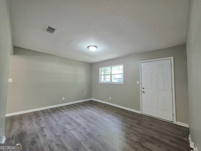 Building Photo - 3460 Meadowview Dr