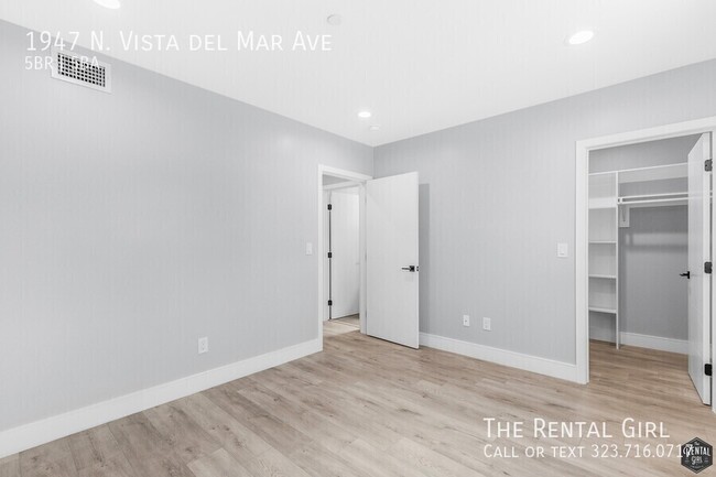 Building Photo - Hot-to-Go 5BR Townhome in Hollywood Dell w...