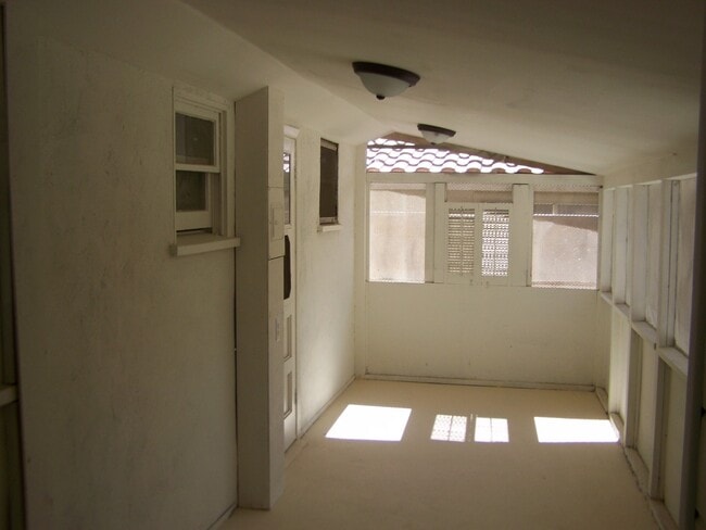 Building Photo - 2 Bed +1 Bath SINGLE FAMILY HOME + HUGE ba...