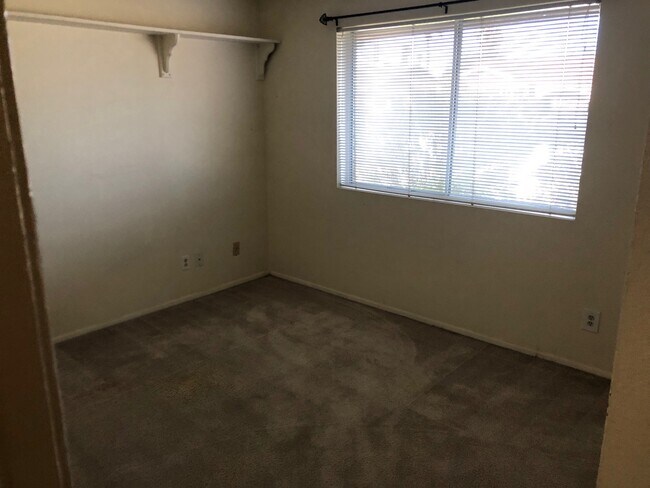 Building Photo - 1203 W Cheyenne Dr