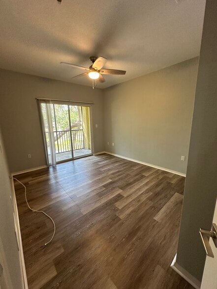 Building Photo - 10123 Courtney Palms Blvd